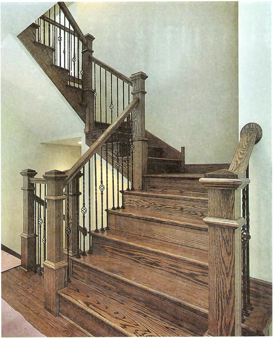 Деревянная лестница с кованными балясинами