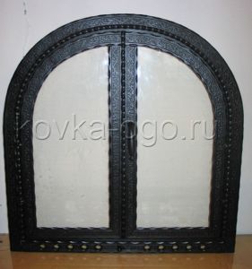 Кованная дверца для камина с огнеупорным стеклом