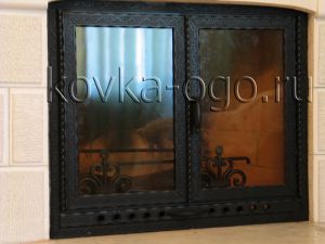 Кованная дверца для камина прямоугольная двустворчатая с поддувалом с термостойким стеклом